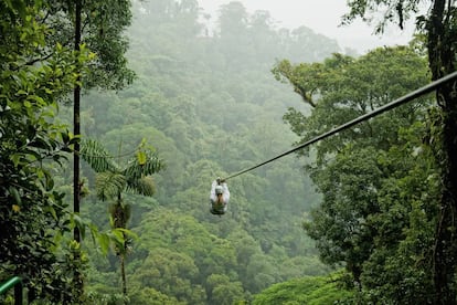 Tirolina en el bosque nublado de Monteverde (Costa Rica).