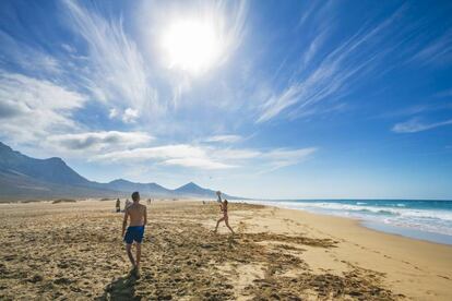 La playa del Cofete, un arenal de más de 12 kilómetros de largo, y, al fondo, el macizo montañoso de Jandía, al sur de Fuerteventura.