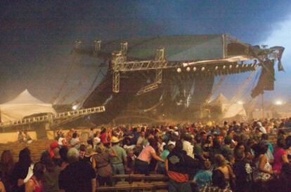Momento en que se derrumba el escenario en el reciento ferial de Indianapolis.