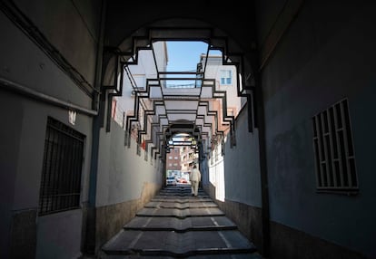 Una de las calles de la colonia Moscardó, en Usera