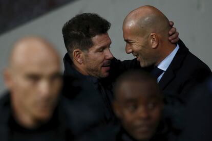 Diego Pablo Simeone (izquierda) del Atlético de Madrid saluda a Zinedine Zidane, entrenador del Real Madrid.