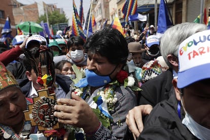 O ex-presidente Evo Morales é cercado por apoiadores ao cruzar a fronteira e regressar à Bolívia.