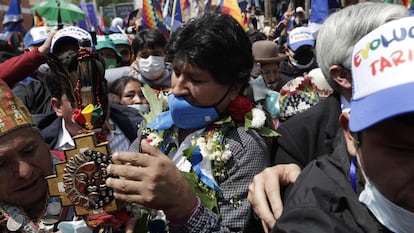 O ex-presidente Evo Morales é cercado por apoiadores ao cruzar a fronteira e regressar à Bolívia.