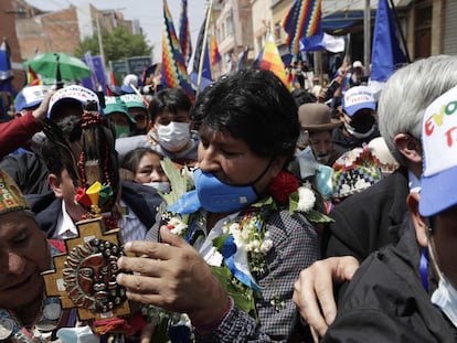 O ex-presidente Evo Morales é cercado por apoiadores ao cruzar a fronteira e regressar à Bolívia.