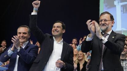 Juan Manuel Moreno (centro) saluda junto a Rajoy, en Sevilla.