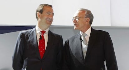 El consejero delegado de Caixabank, Gonzalo Gort&aacute;zar, con su presidente, Isidro Fain&eacute;. 