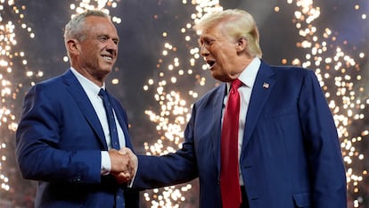 Donald Trump saluda a Robert F. Kennedy Jr. en Arizona, en agosto de 2024.