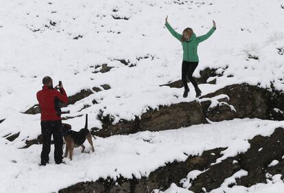 Un grupo de personas disfruta de la nieve caída que ha cubierto las montañas del pirineo navarro en la primera nevada de la temporada.