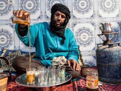 Un hombre bereber sirve té a la manera tradicional.