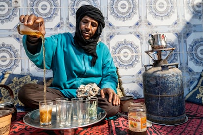 Un hombre bereber sirve té a la manera tradicional.