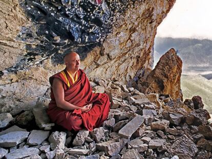 Matthieu Ricard en la cueva de Bhala, en el Tíbet oriental, en 2021.