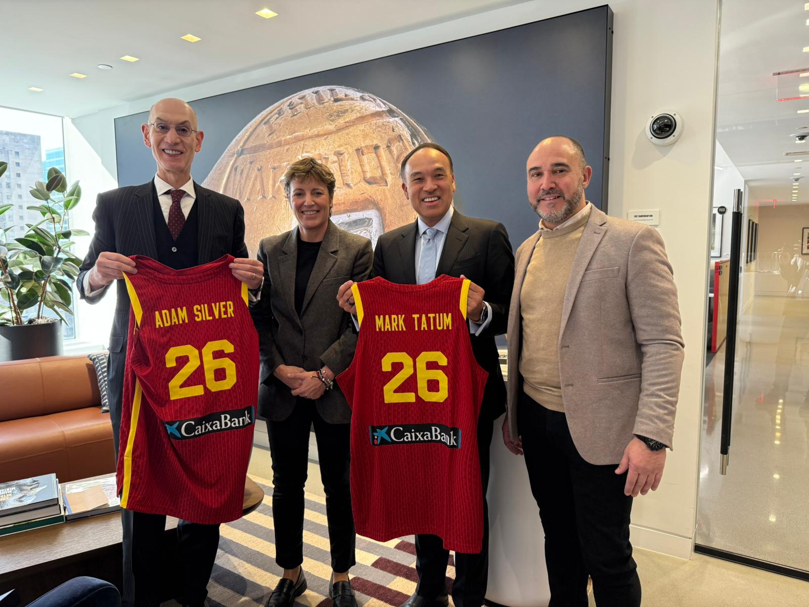 De izquierda a derecha, Adam Silver, Elisa Aguilar, Mark Tatum y Chus Mateo, este martes en Nueva York, en una imagen de la Federación Española de Baloncesto.