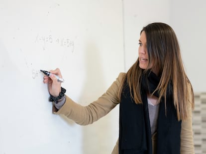 Una profesora de Matemáticas, en un instituto de Badalona, en una imagen de archivo.