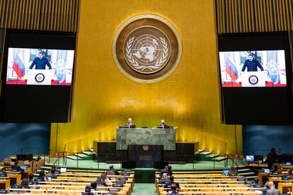 Nicolás Maduro, en las pantallas, en su intervención virtual ante la Asamblea General de la ONU, el miércoles.