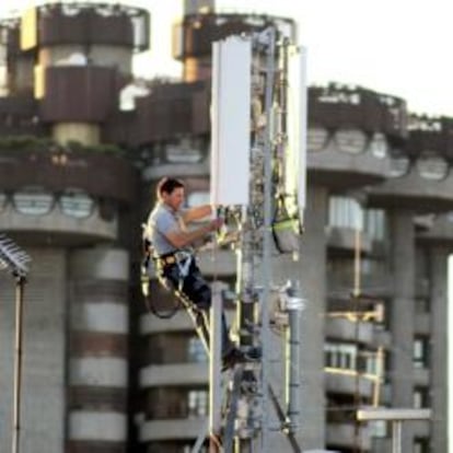 Operario en un torre de telefonía en Madrid