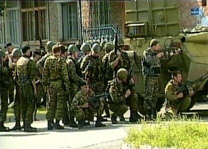 Las fuerzas especiales han rodeado el colegio de la ciudad de Beslan, donde el grupo terrorista mantiene secuestrados a al menos 200 niños bajo la amenaza de hacer volar el edificio. El Gobierno ha comenzado a negociar con los secuestradores, que llevan cinturones de explosivos adosados a sus cuerpos.