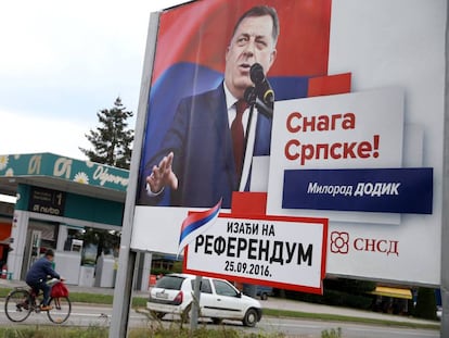 Carteles de Milorad Dodik llamando a los serbios al referéndum