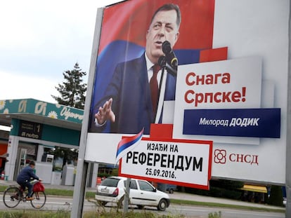 Carteles de Milorad Dodik llamando a los serbios al refer&eacute;ndum 