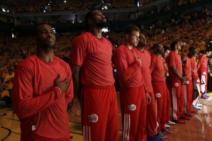 Los jugadores de los Clippers escuchan el himno de los Estados Unidos con la camiseta de entrenamiento del revés
