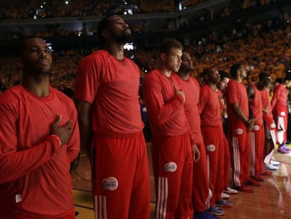 Los jugadores de los Clippers escuchan el himno de los Estados Unidos con la camiseta de entrenamiento del revés