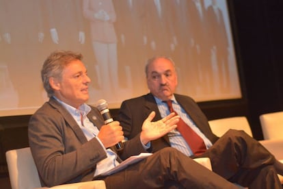El ministro de Producción, Francisco Cabrera (izq), junto al sherpa argentino del G20, Pedro Villagra Delgado.