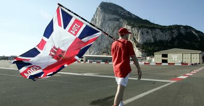 Un hombre porta una bandera en la celebraci&oacute;n del tercer centenario de la toma del Pe&ntilde;&oacute;n de Gibraltar por los brit&aacute;nicos 