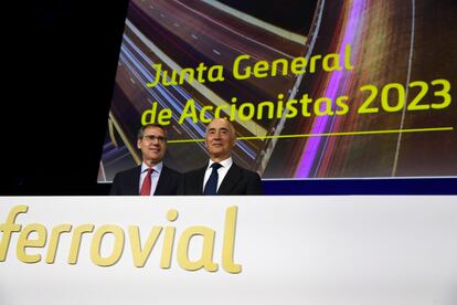 El consejero delegado de Ferrovial, Ignacio Madridejos, junto al presidente de la compañía, Rafael del Pino, este mediodía en la junta de accionistas celebrada en Madrid.