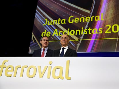 El consejero delegado de Ferrovial, Ignacio Madridejos, junto al presidente de la compañía, Rafael del Pino, este mediodía en la junta de accionistas celebrada en Madrid.