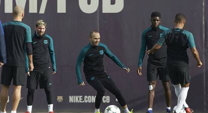 Prepara&ccedil;&atilde;o dos jogadores do Bar&ccedil;a antes do jogo.