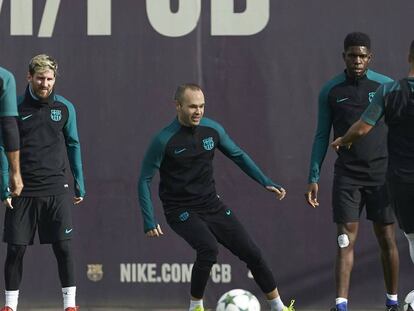 Prepara&ccedil;&atilde;o dos jogadores do Bar&ccedil;a antes do jogo.