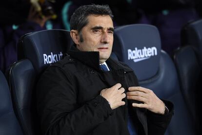 El entrenador del Barcelona, Ernesto Valverde, en el banquillo.