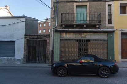 Cantalejo (3.500 habitantes) era hasta hace unas pocas décadas la referencia económica y de actividad respecto a las localidades de su alrededor. El declive demográfico, sin alternativas laborales de calidad para los jóvenes, ha generado un notable cierre de negocios y pesimismo en la población, que recuerda el ritmo del pueblo hace no tantos años.