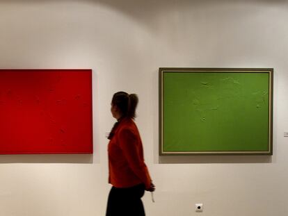 Una visitante ante dos de las pinturas de Gerardo Rueda que pueden verse en el Museo del Patrimonio Municipal de Málaga.