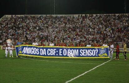 Faixa do Bom Senso F.C. é exibida em campo.