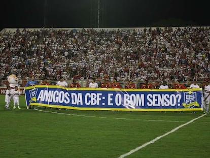 Faixa do Bom Senso F.C. é exibida em campo.