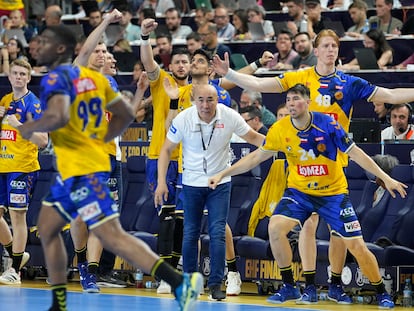 Talant Dujshebaev y su hijo Dani, este sábado durante la semifinal de la Final Four de la Champions contra el Veszprem en Colonia.