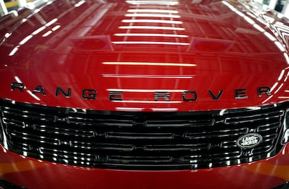 Un vehículo de Range Rover en la línea de producción de la factoría ubicada en Solihull (Reino Unido).