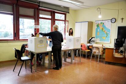 Un hombre votaba en un colegio electoral, en Roma.