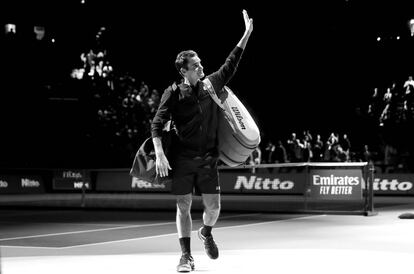 Federer saluda a la grada mientras abandona la pista del O2.