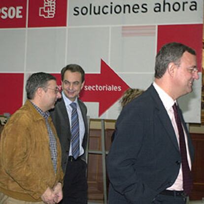 José Blanco, José Luis Rodríguez Zapatero y Jesús Caldera, en la conferencia del PSOE sobre política exterior.