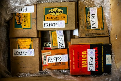 Cajas que contenían las placas de vidrio halladas en la Fábrica de Armas de Trubia (Asturias).