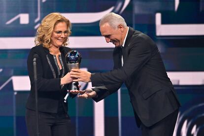 El exjugador Hristo Stoichkov entrega a Sarina Wiegman el premio al la Mejor Entrenadora de Fútbol Femenino de la FIFA 2022.