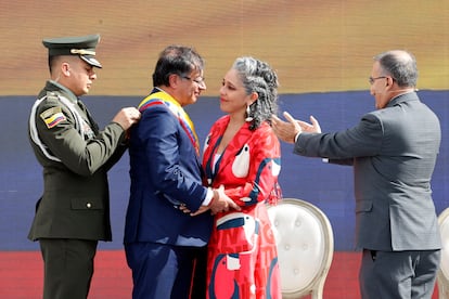 El presidente de Colombia, Gustavo Petro, recibe la banda presidencial de parte de María José Pizarro, y del presidente del Congreso, Roy Barreras, durante la ceremonia de Investidura hoy, en la Plaza Bolívar de Bogotá.
