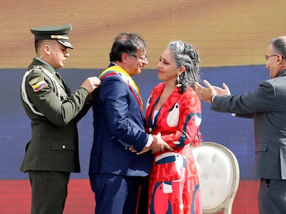 El presidente Gustavo Petro recibe la banda presidencial de la senadora María José Pizarro, y del presidente del Congreso, Roy Barreras, durante la ceremonia de Investidura, el 7 de agosto de 2022 en la Plaza Bolívar de Bogotá.