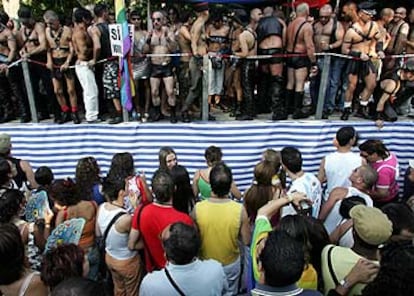 Una de las carrozas, durante el desfile del Día del Orgullo Gay por las calles de Madrid.
