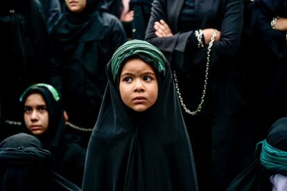 Una niña participa en una procesión religiosa durante la celebración shiita de Ashura en Estambul, Turquía, el 30 de septiembre.