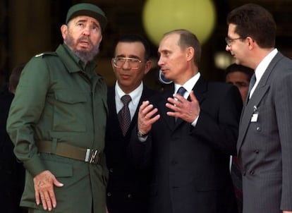 Fidel Castro y Putin conversan en La Habana en una visita del presidente ruso en 2000.