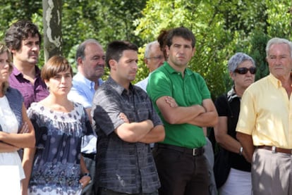 El líder de EA, Pello Urizar (segundo por la izquierda), junto a familiares de Joxe Mari Korta en el homenaje al empresario asesinado.