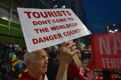 Un anciano pide a los turistas que no vengan a Brasil durante el Mundial.