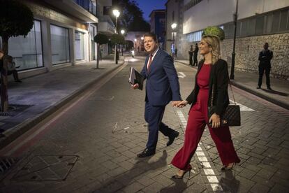 Fabian Picardo y Justine Olivero, esposa del líder socialista caminan tras conocer los resultados electorales en Gibraltar.